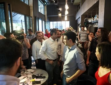 Κ.Μητσοτάκης: Σε καφέ στο Παγκράτι το προεκλογικό γεύμα με τους δημοσιογράφους (φωτο)